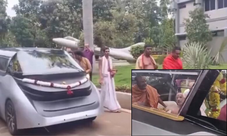 seer riding driverless car at RV college