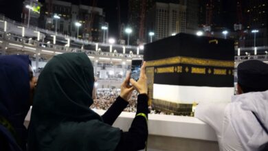Representative image: A woman photographs the Kaaba at the Grand Mosque in Makkah during Umrah.