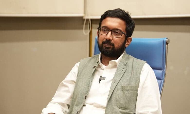 Aditya Menon performs umrah
