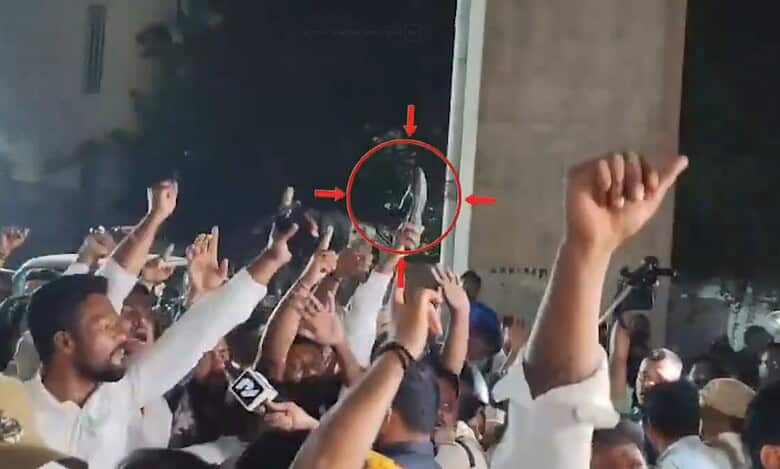Congress supporters clash with BRS leaders in Yousufguda