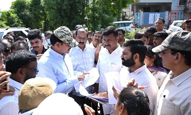 HYDRAA commissioner AV Ranganath inspects FTL limits of Suddakunta Cheruvu in Boduppal.