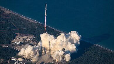 Blue Origin launches huge rocket