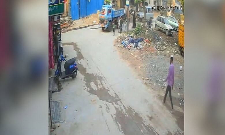 Minor boy crushed under lorry in Hyderabad