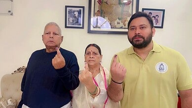 RJD President Lalu Prasad Yada with wife Rabri Devi and son Tejashwi Yadav