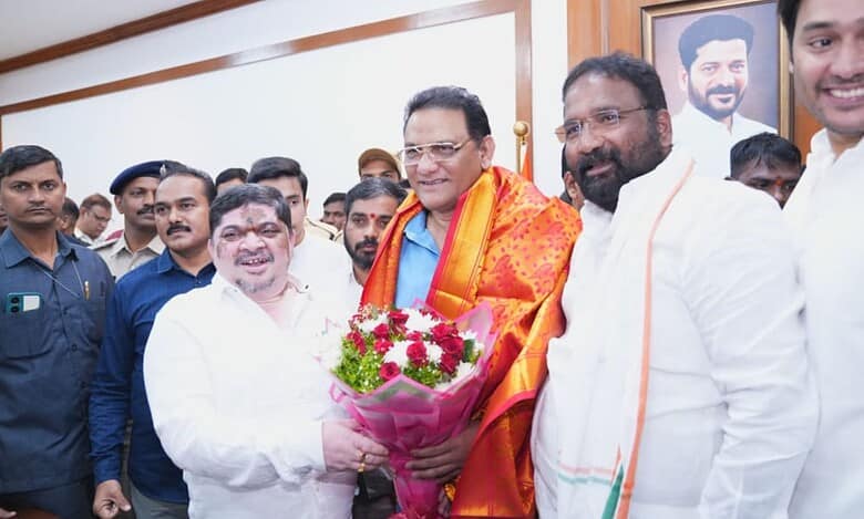 Mohammed Azharuddin with Telangana transport minister Ponnam Prabhakar