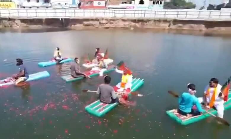 BJP Leaders travel by boat at Warangal bus stand
