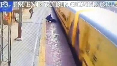 An RPF constable saves a passenger after the latter fell.