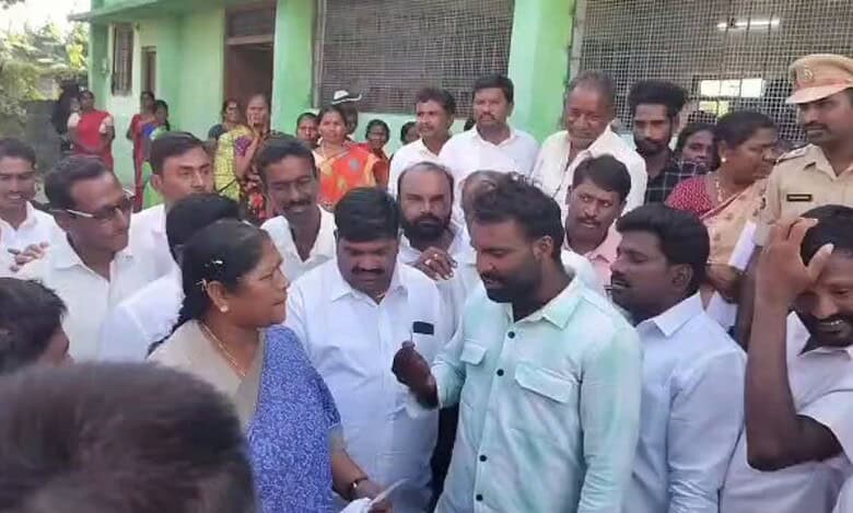 Congress workers protest against minister Seethakka in Mulugu