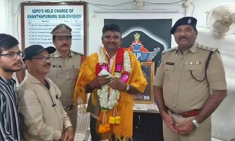 Anantapur police reward auto driver for returning lost gold ornaments