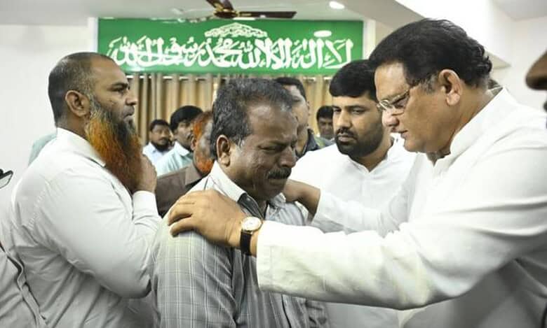 Telangana Minister Mohammad Azharuddin consoles grieving relatives of Saudi accident victims.