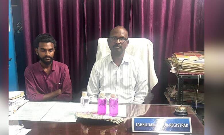 Image shows a government official nabbed by Telangana ACB for accepting a bribe