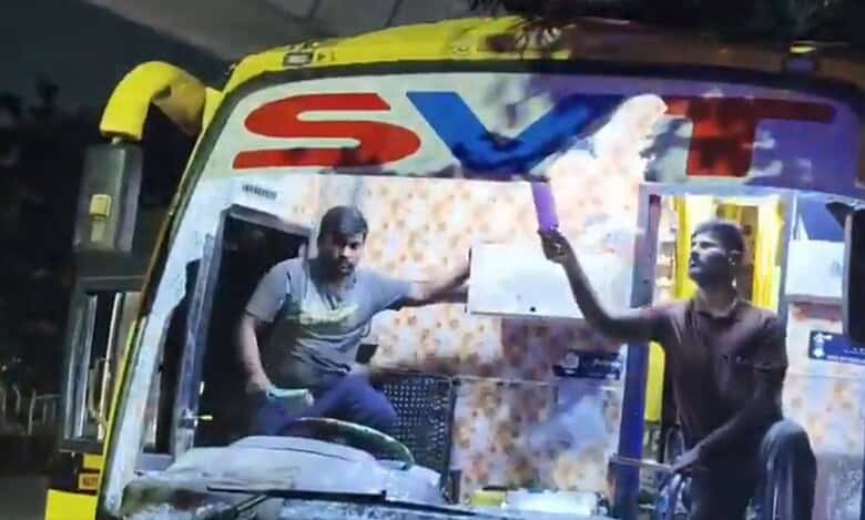 Private bus attacked in Hyderabad's Chaitanyapuri