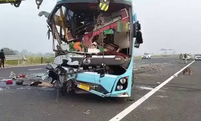 Bus hits vehicle on Delhi-Mumbai expressway