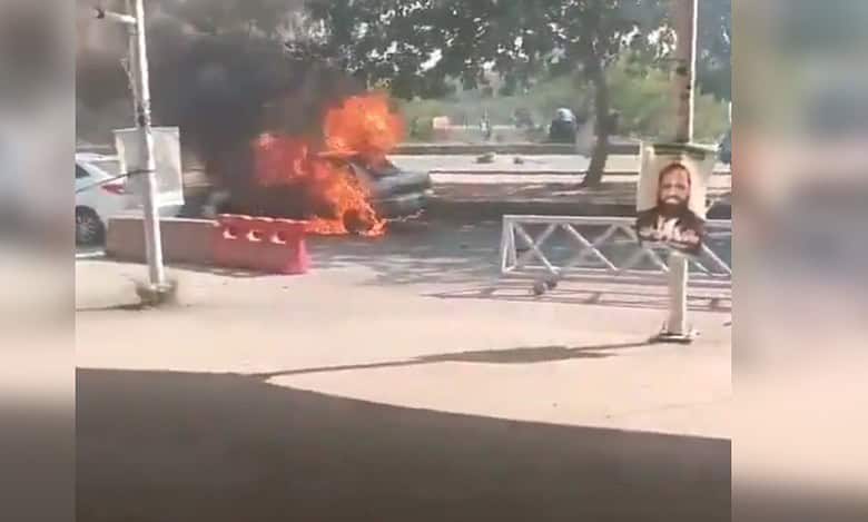 12 killed in suicide bombing attack outside Pakistan court