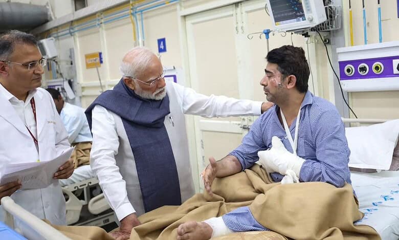Prime Minister Narendra Modi visits Delhi blast survivors