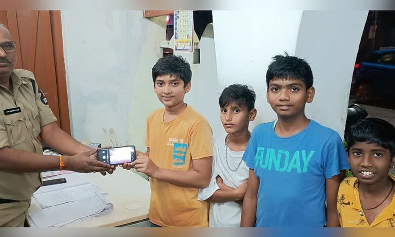 Boys return lost phone to police in Hyderabad