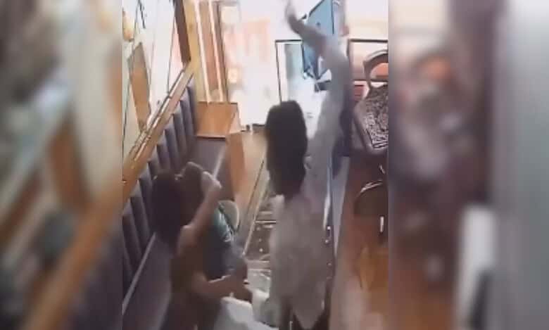 woman slapped for throwing chilli powder at shopkeeper