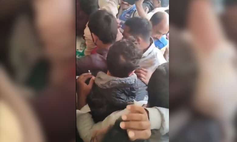 Electronic store causes chaos in Dilsukhnagar, offered one laptop for Rs 4,000