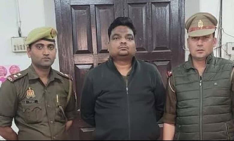 Accused Ravindra Nath Soni with UP police