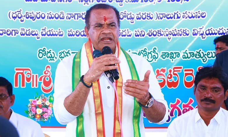 Image shows Telangana Cinematography Minister Komatireddy Venkat Reddy speaking at an event