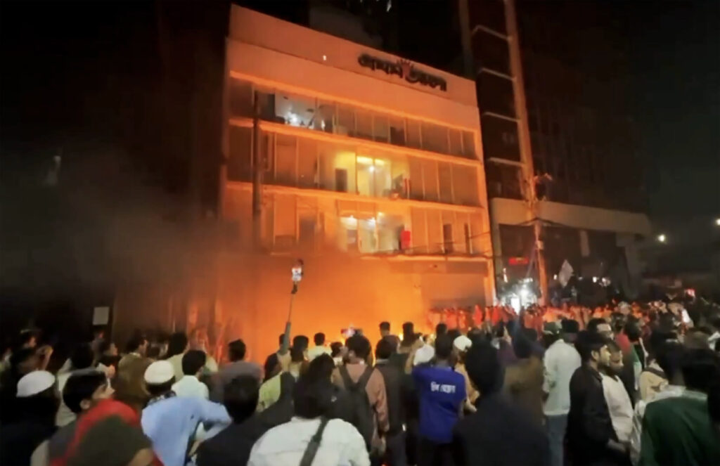 **EDS: SCREENGRAB VIA PTI VIDEOS** Dhaka: Protesters vandalise the office of Bangladesh's newspaper �Daily�Prothom�Alo� amid widespread outrage over the death of Sharif Osman Hadi, a prominent leader of the July Uprising and a spokesperson of the Inqilab Manch who was shot last week, in Dhaka, late Thursday, Dec. 18, 2025. (PTI Photo)(PTI12_19_2025_000001B)