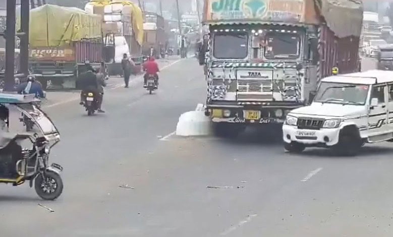 Bolero driver crushed to death as truck overturns after hitting divider in Rampur