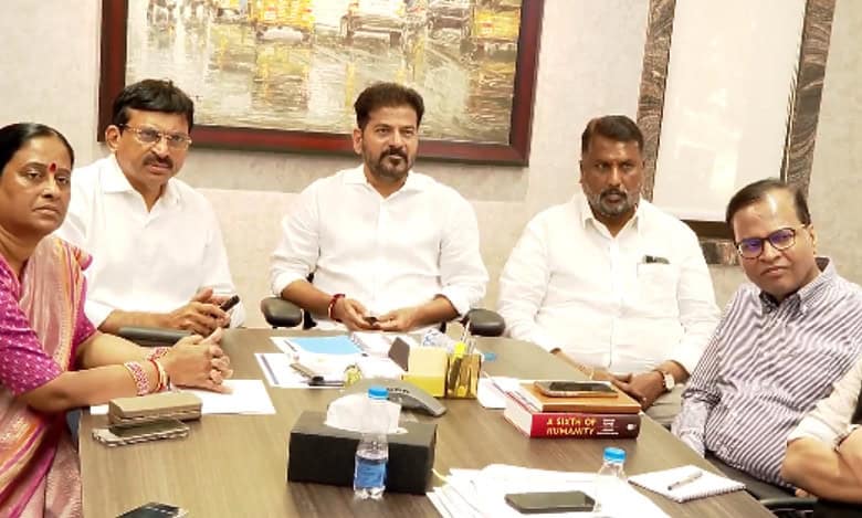 Telangana CM reviews the Medaram development works