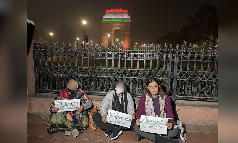 Unnao rape case victim protests at India gate along with mother and activist Yogita Bhayana