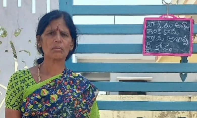 A woman displays the pledge against accepting cash and liquor in exchange for votes