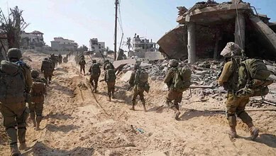 Israeli soldiers in the middle of ruins of Gaza (Source AP)