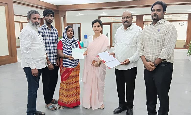 Togari Chinna Savithri with Telangna NRI Advisory Committee