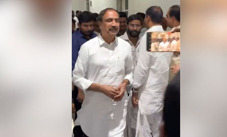 How can BRS MLA be invited to Congress internal meet, asks Jeevan Reddy