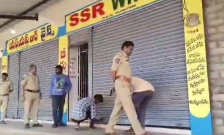 Police oversee opening of liquor shops in Mungode