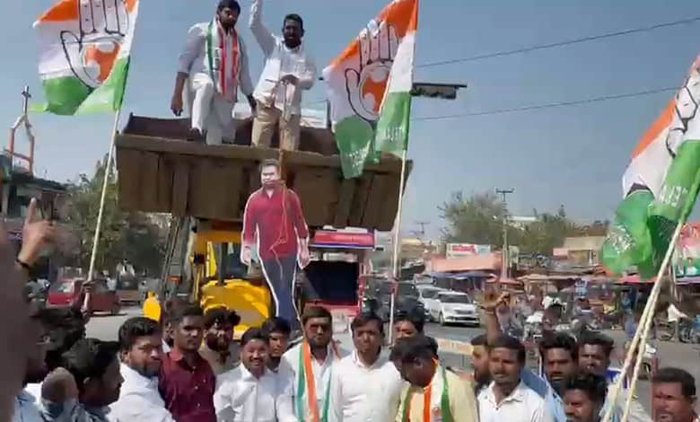 Yoith Congress leaders hang Bharat Rashtra Samithi (BRS) leader KT Rama Rao's effigy in Jangaon.