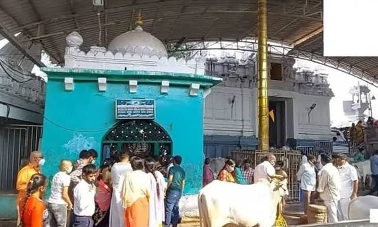 Telangana High Court passes orders protecting Dargah Hazrath Syed Tajuddin Khaja Bagh Sawar located inside the premises of Vemulawada temple from being relocated.