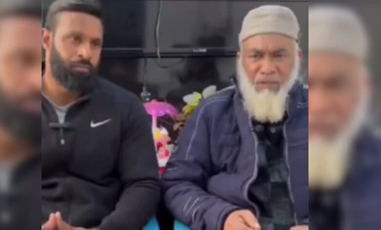 Kotdwar shop owner Mohammed Shoaib with 'Mohammed Deepak'