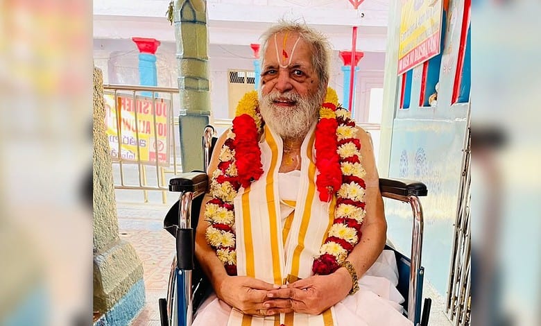 Senior priest MV Soundararajan in traditional attire at Chilkur Balaji Temple, passing away at age 90.