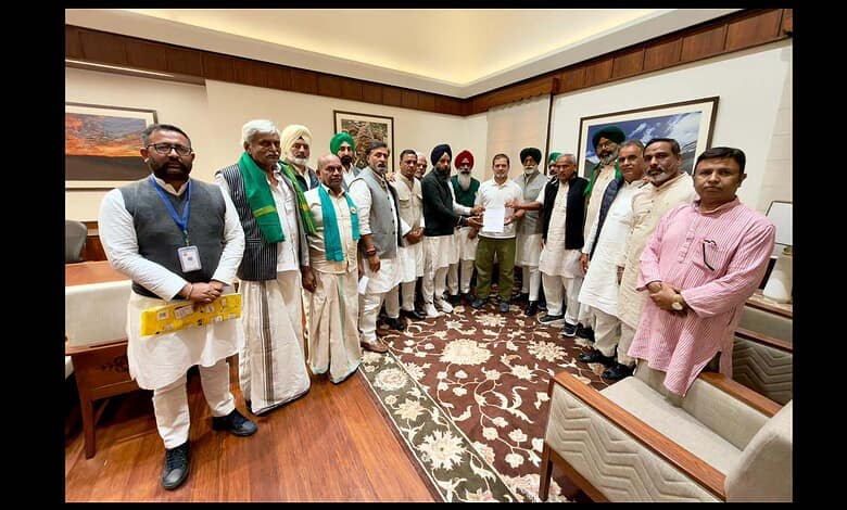 Rahul Gandhi meets famer leaders in Delhi