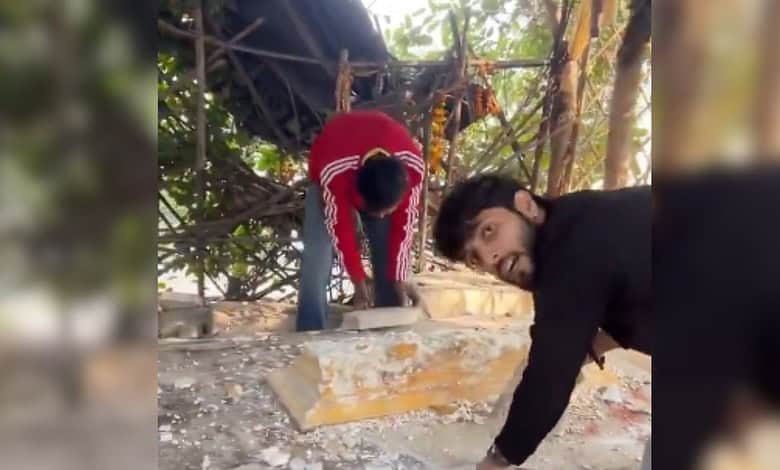 Right wing men attempt demolition of Mazar in Delhi