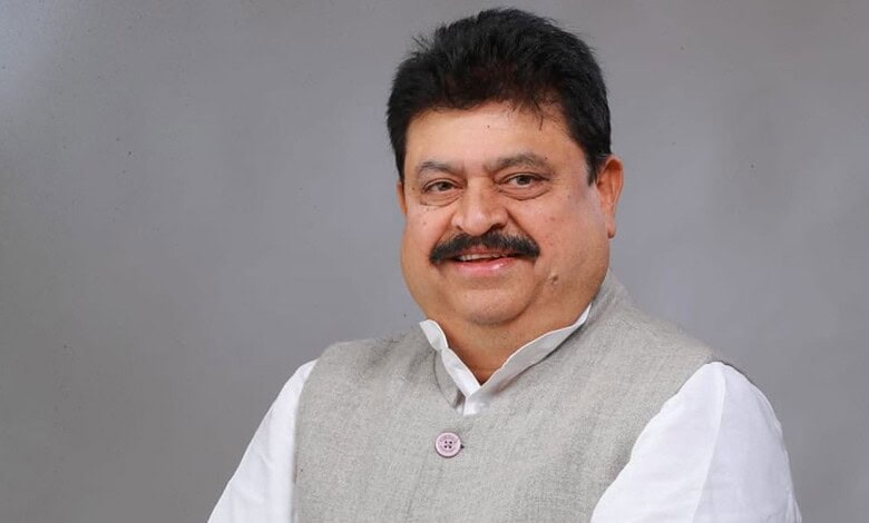 Telangana BJP president placed under house arrest in Hyderabad, surrounded by media and security personne.
