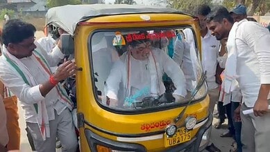 Ponnam Prabhakar rides auto in Siddipet