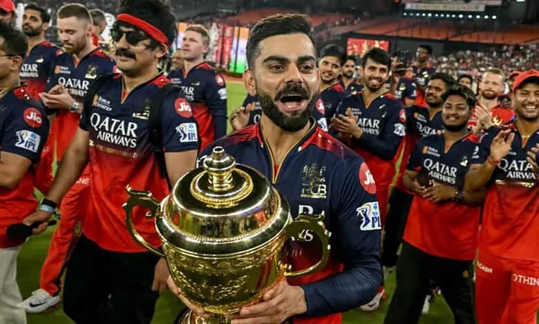 RCB's star cricketer Virat Kohli holds the IPL trophy (File Photo)