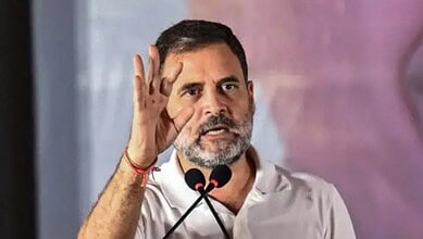 Rahul Gandhi speaking passionately during Bharat Bandh rally supporting workers and farmers.