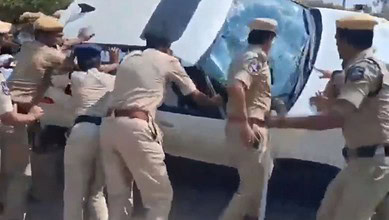 Telangana Police tries to intervene in a clash in Kamareddy