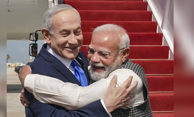 Israeli Prime Minister Netanyahu greets Indian Prime Minister Modi with a warm hug at the airport.