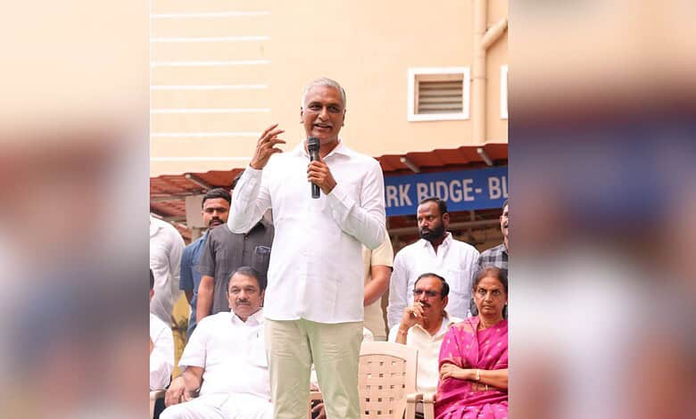 Harish Rao speaking to residents threatened by demolition during Musi rejuvenation.