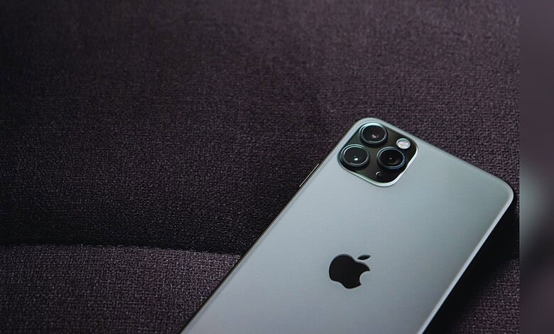 Man being scammed by a fake customs officer promising to sell iPhones in Hyderabad.