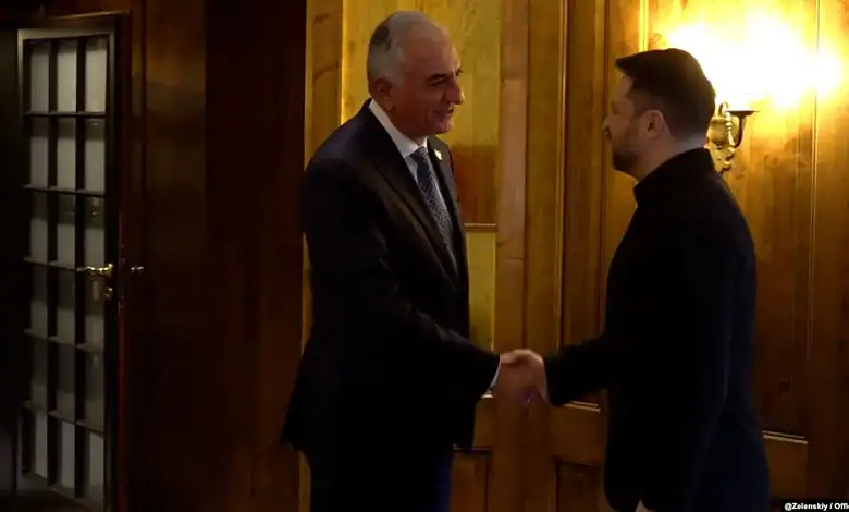 Ukrainian President Volodymyr Zelenskyy shakes hands with Iranian opposition leader Reza Pahlavi during a meeting in Munich.