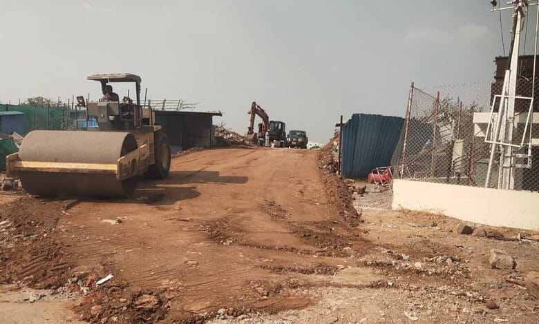 HYDRAA removes road obstructions to improve travel from Mallampet to Bachupally.
