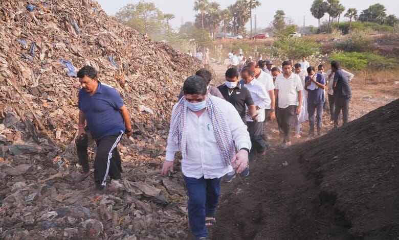 Ponnam inspects Karimnagar dumping yard, promises relocation